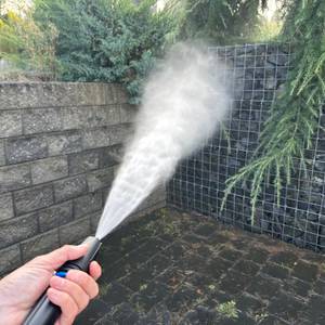 Ein Nebelstrahl kommt aus der Düse des Nilfisk E 145.4-9 X-TRA