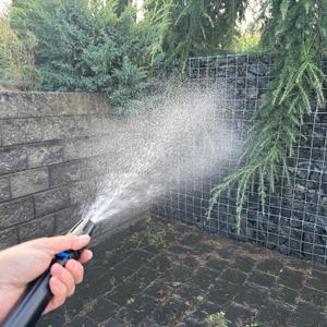 Wasser kommt aus der Düse des Nilfisk E 145.4-9 X-TRA gespritzt