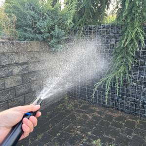 Wasser kommt aus der Düse des Nilfisk E 145.4-9 X-TRA gespritzt