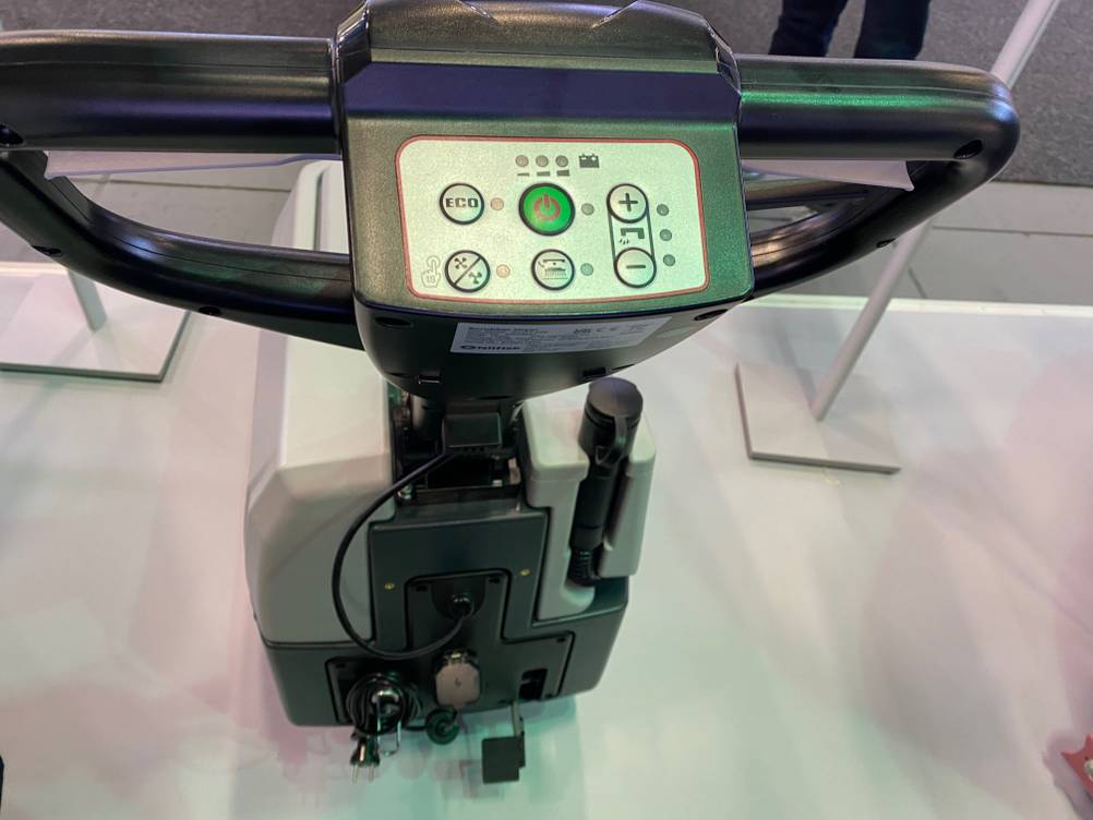 Scheuersaugmaschine im Test: Detailaufnahme von oben des Lenkers mit Steuerungspanel einer elektrischen Scheuersaugmaschine inklusive aufgerolltem Kabel.