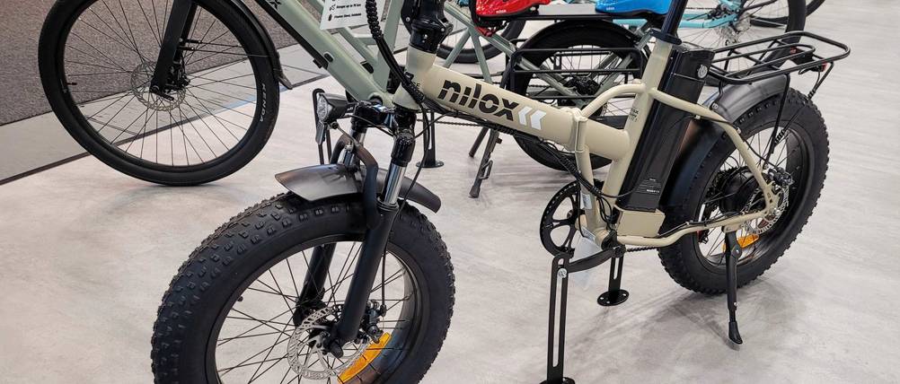 E-Bike-Klapprad-Test: ein E-Bike Klapprad von Nilox, das auf dem Boden steht