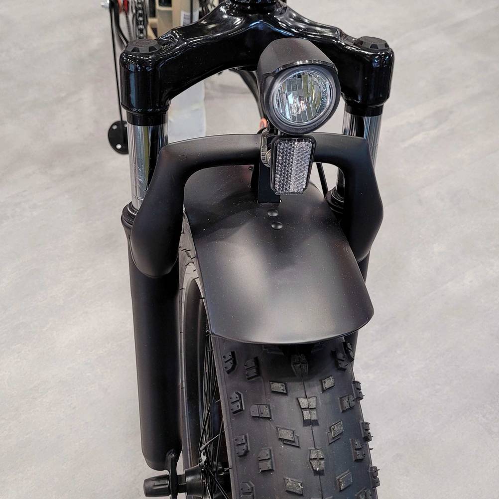 Das E-Bike Klapprad im Test hat einen Scheinwerfer.