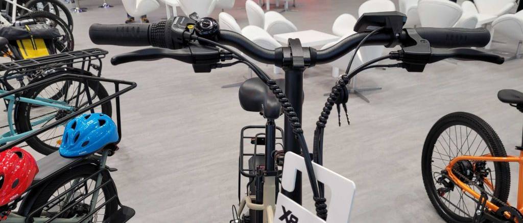 Das Lenkrad des getesteten E-Bike Klapprads ist zu sehen.