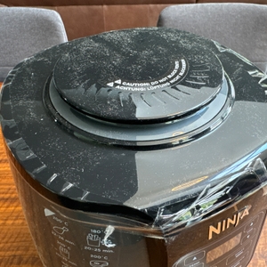 Auf der Ninja AF100EU befindet sich nach dem Auspacken Staub.