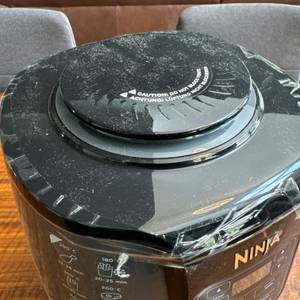 Auf der Ninja AF100EU befindet sich nach dem Auspacken Staub.
