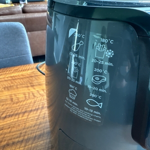 Ein Aufkleber zu Kochzeiten von bestimmten Gerichten an der Seite der Ninja AF100EU.