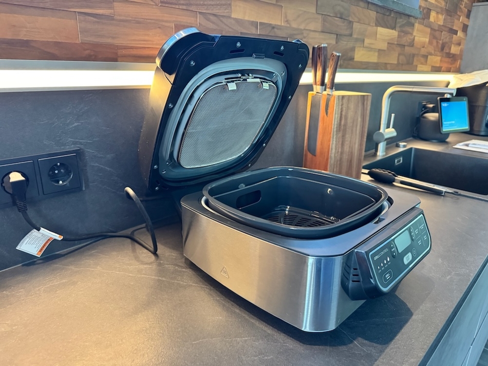 Geöffnete Ninja Foodi AG301EU auf der Arbeitsplatte