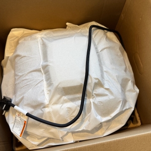 Geöffneter Karton der Ninja Foodi AG301EU