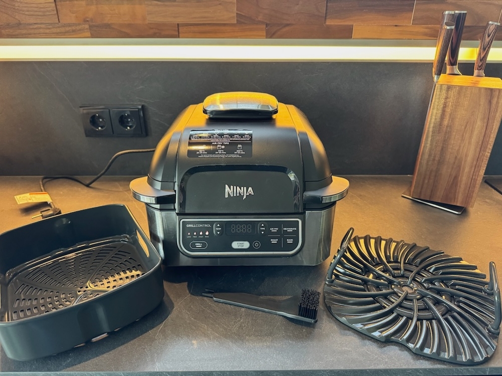 Ninja Foodi AG301EU mit Zubehör daneben