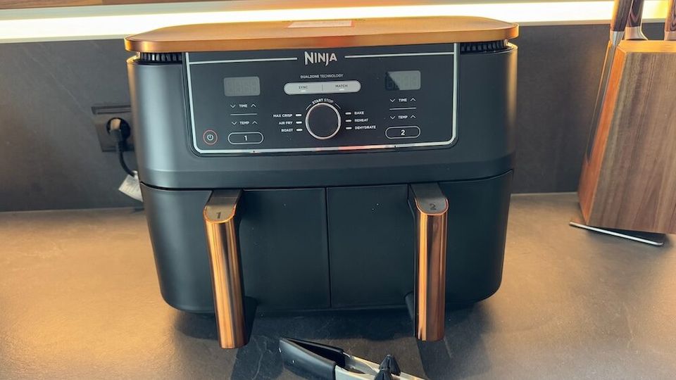 Ninja Foodi MAX AF400EUCP mit Greifzange auf einer Küchenarbeitsplatte