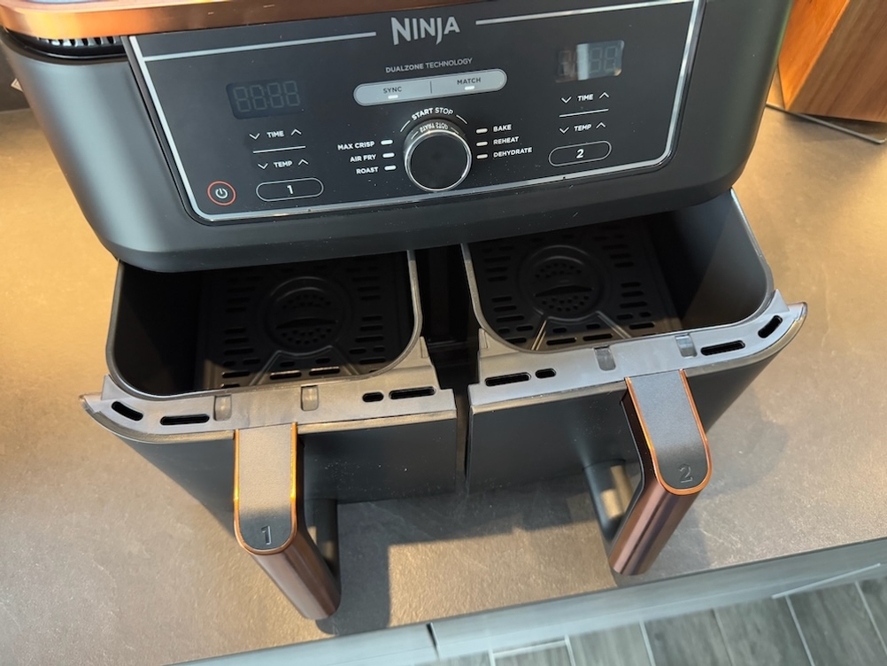 Die beiden Fächer der Ninja-Heißluftfritteuse sind geöffnet.