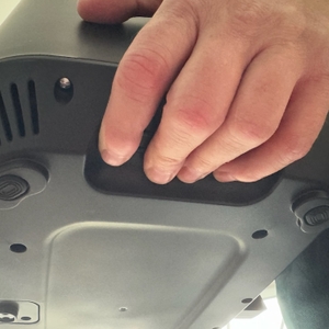 Unterseite der Ninja Foodi MAX AF400EUCP wird von einer Hand gegriffen