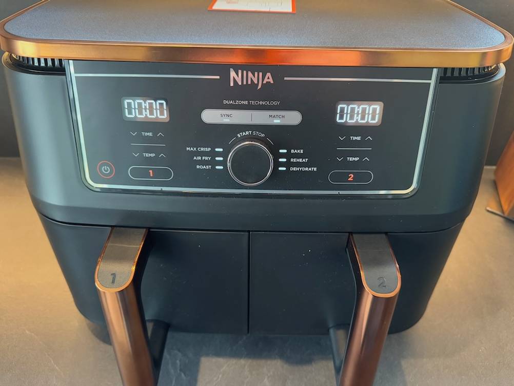 Heißluftfritteuse 12 Liter im Test: Hier wird eine Heißluftfritteuse mit 2 Fächern vorgestellt, die das Frittieren von verschiedenen Speisen gleichzeitig ermöglicht