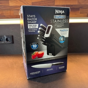 Der Karton vom Ninja-Foodi-Messerblock steht auf einer Küchenarbeitsplatte.