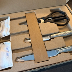 Die Messer und die Schere vom Ninja-Foodi-Messerblock sind in einem Karton verpackt.