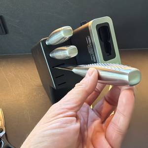 Eine Hand zieht ein Messer aus dem Ninja-Foodi-Messerblock.