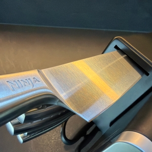 Ein großes Messer wird aus dem Ninja-Foodi-Messerblock gezogen.