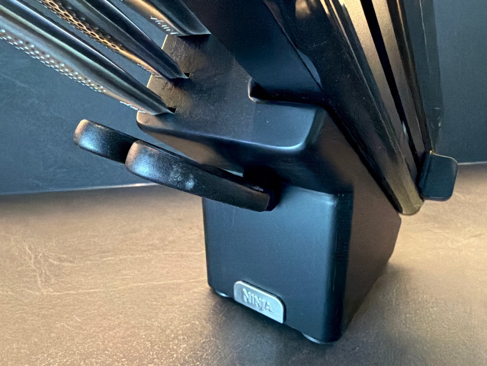 Eine Schere steckt im Ninja-Foodi-Messerblock.