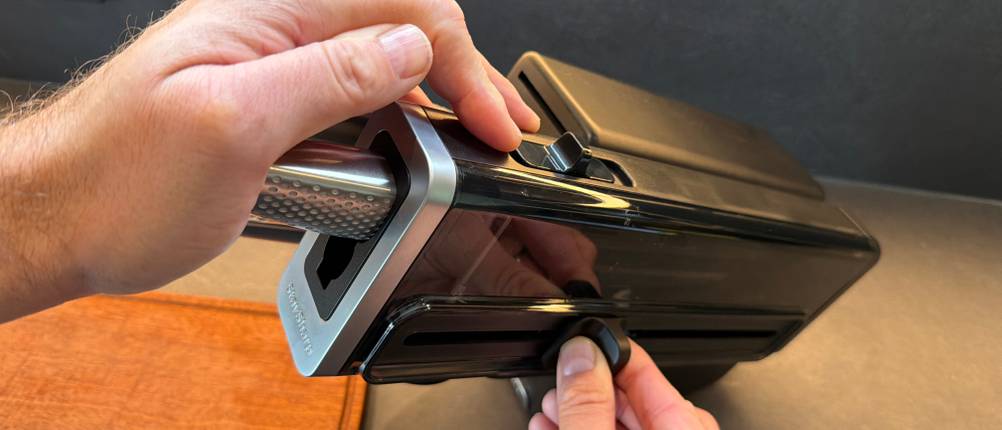 Eine Hand schärft ein Messer im Ninja-Foodi-Messerblock.