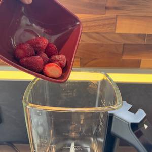 Gefrorene Erdbeeren werden in den Ninja HB150EU eingefüllt