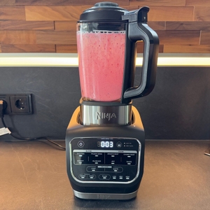 Der Ninja HB150EU mixt einen Erdbeer-Smoothie