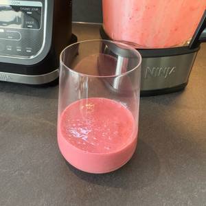 Fertiger Erdbeer-Smoothie aus dem Ninja HB150EU in einem Glas
