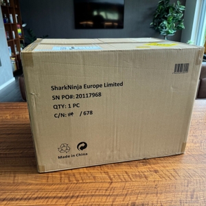 Der zusätzliche Karton des Ninja-Multikocher OP300EU steht auf einem Tisch