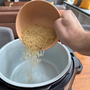 Aus einer Schale wird Reis in den Ninja-Multikocher OP300EU geschüttet