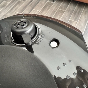 Auf einem Ventil im Deckel des Ninja-Multikocher OP300EU befinden sich leichte Wassertropfen