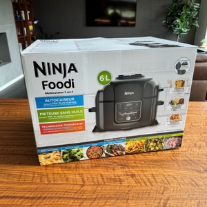 Der Karton des Ninja-Multikocher OP300EU steht auf einem Tisch