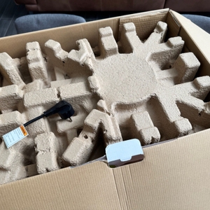 Der geöffnete Karton des Ninja-Multikocher OP300EU von oben