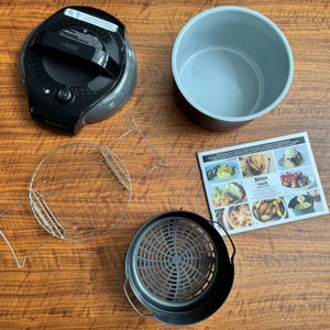 Das Zubehör des Ninja-Multikocher OP300EU liegt auf einem Tisch