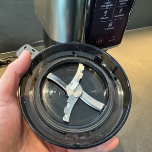 Die Unterseite des Deckels der Ninja NC300EU.