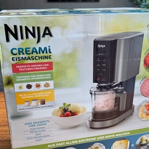 Der Karton der Ninja NC300EU steht auf einem Tisch.