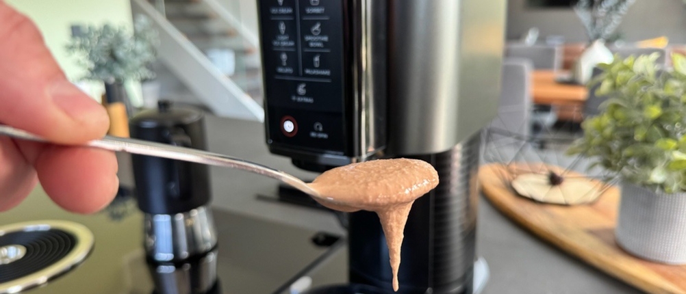 Auf einem Löffel liegt Eis aus der Ninja NC300EU.