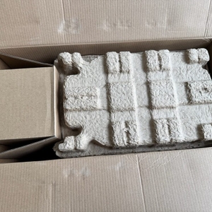 Der geöffnete Karton der Ninja NC300EU von oben