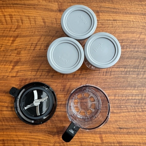 Das Zubehör der Ninja NC300EU liegt auf einem Tisch.