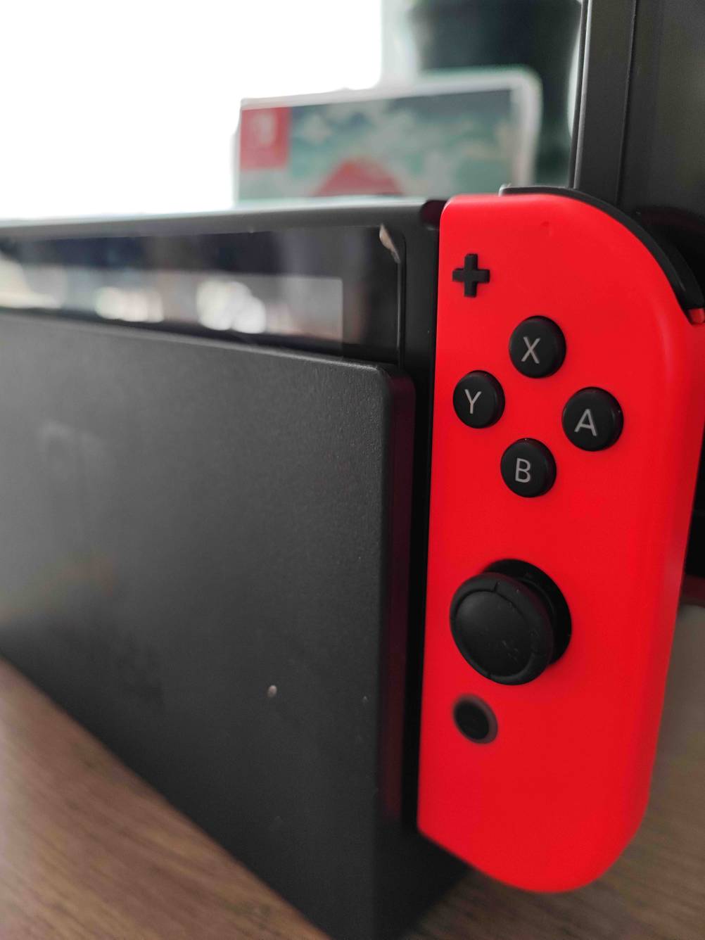 Nintendo-Switch-Controller getestet: Nahaufnahme der roten Seite.
