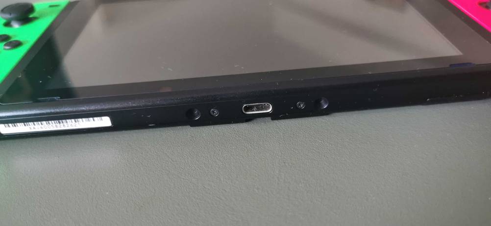 Detailansicht der USB-Anschlussbuchse einer getesteten Handheld Konsole.