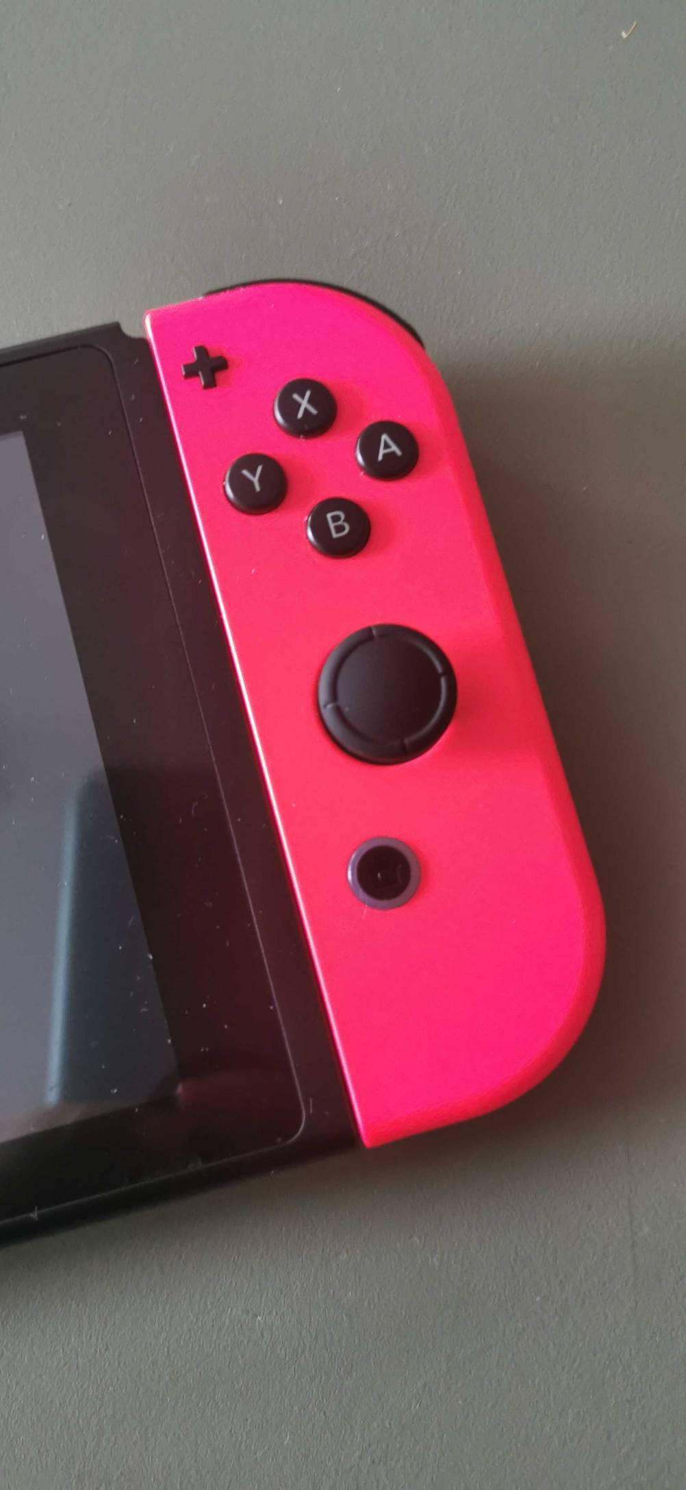 Roter Controller einer getesteten Handheld Konsole.