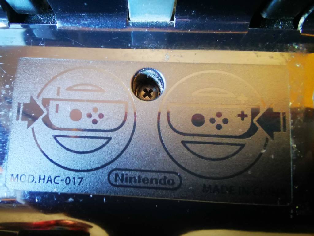 Detailansicht des Modellnummer-Etiketts eines Nintendo-Switch-Lenkrads im Test.