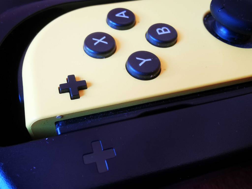 Nintendo-Switch-Lenkrad im Test: Nahaufnahme der gelben Spielekonsole.