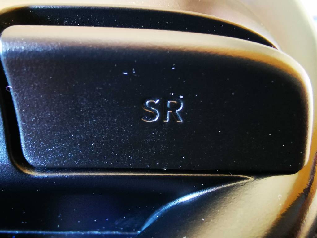 Getestet: Ein Nintendo-Switch-Lenkrad, im Fokus zwei Buchstaben auf dem schwarzen Material.