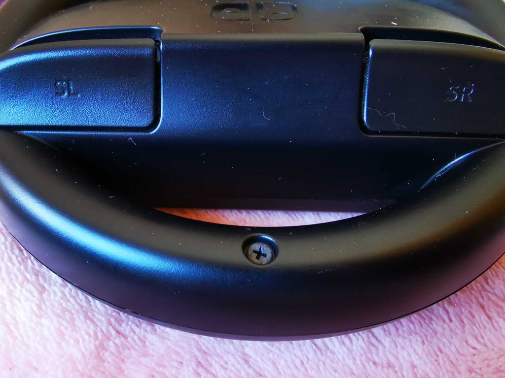 Das getestete Nintendo-Switch-Lenkrad in Schwarz inklusive linker und rechter Bedienungstasten.
