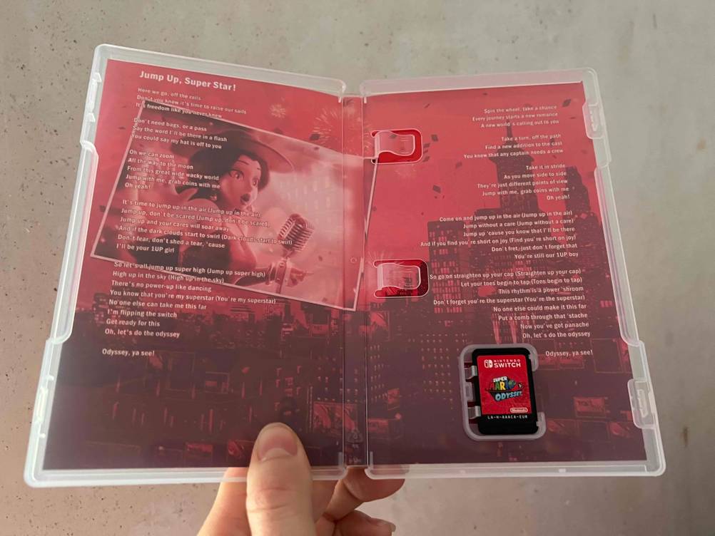 Hand hält eine geöffnete Hülle eines getesteten Nintendo Switch Spiels.
