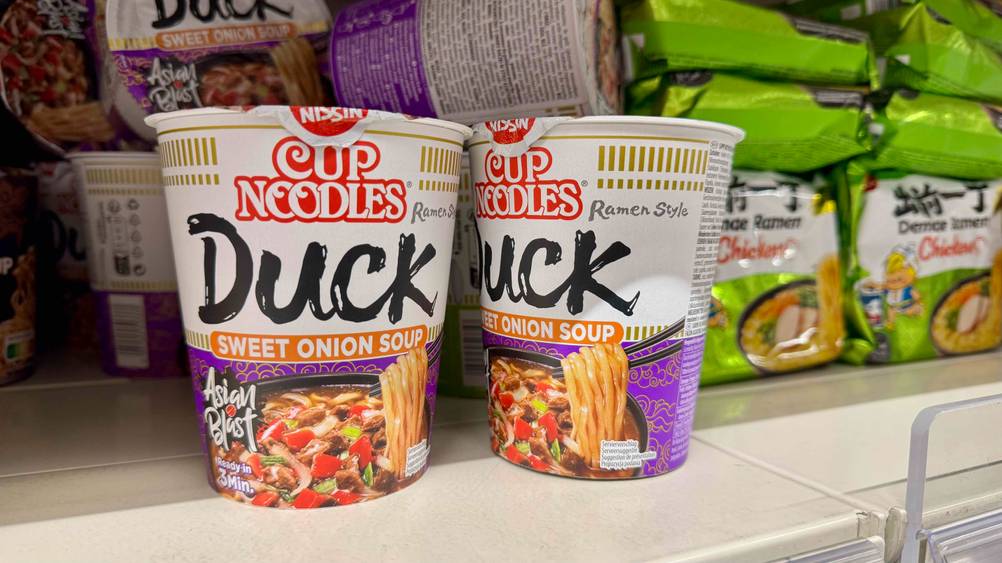 Mehrere Becher der getesteten Nissin-Cup-Noodles stehen in einem Regal.