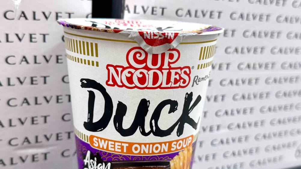 Nissin-Cup-Noodles getestet: Nahaufnahme der Verpackung mit Logo.