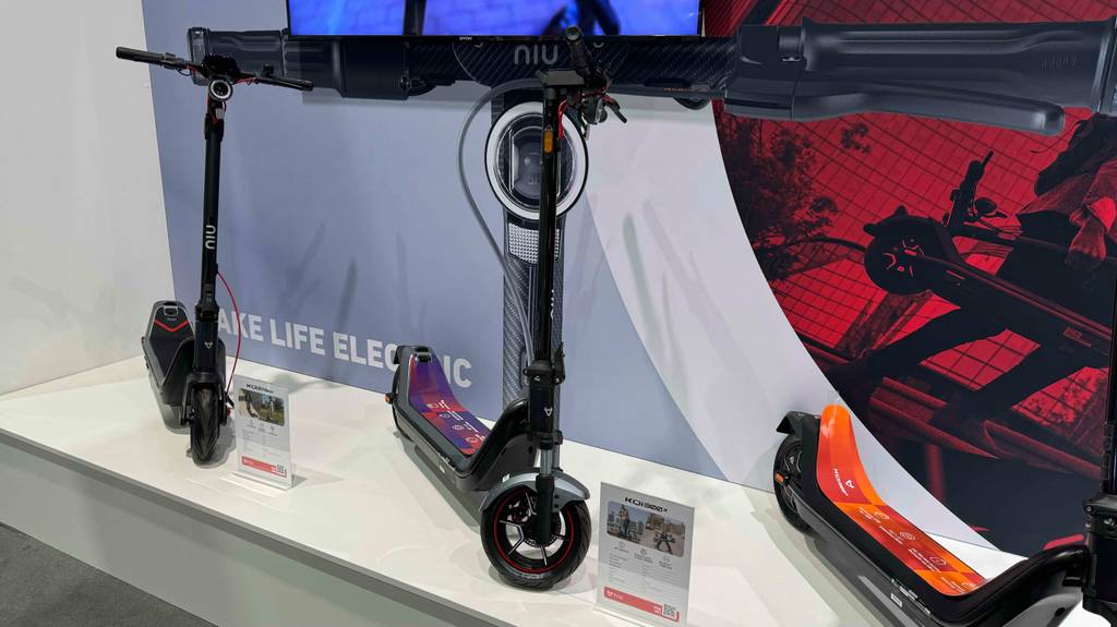 E-Scooter mit 120 kg im Test steht auf einer Ausstellungsfläche im Geschäft.