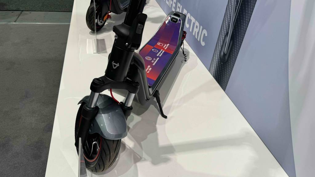 Detailansicht des Vorderrads und der Trittfläche eines getesteten E-Scooters mit 120 kg.