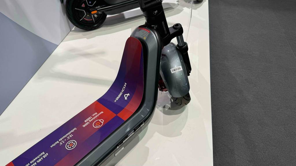 E-Scooter mit 120 kg im Test befindet sich ausgestellt auf einer weißen Fläche, im Fokus liegt das Trittbrett.